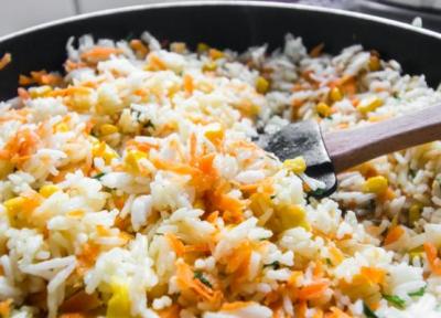 طرز تهیه هویج پلو مجلسی با مرغ؛ رازهای زعفرانی و مجلسی شدن طرز تهیه هویج پلو مجلسی با مرغ؛ رازهای زعفرانی و مجلسی شدن